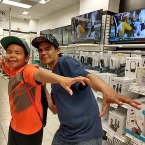 Meet your Posher, Lawrence